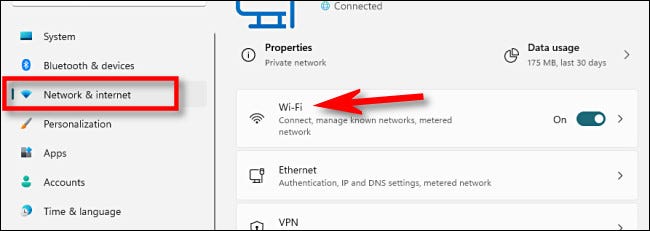 En la configuración de Windows 11, haga clic en "Red e Internet", luego seleccione "Wi-Fi".