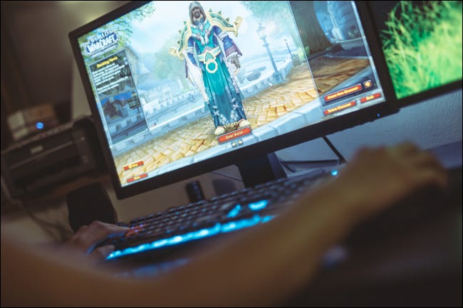 Mujer jugando World of Warcraft en una PC de escritorio.
