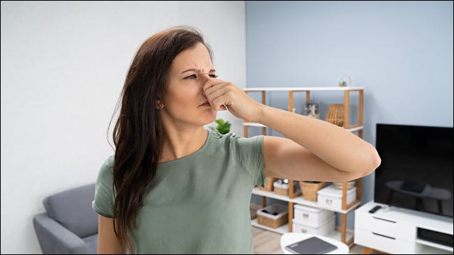 Una mujer tapándose la nariz.
