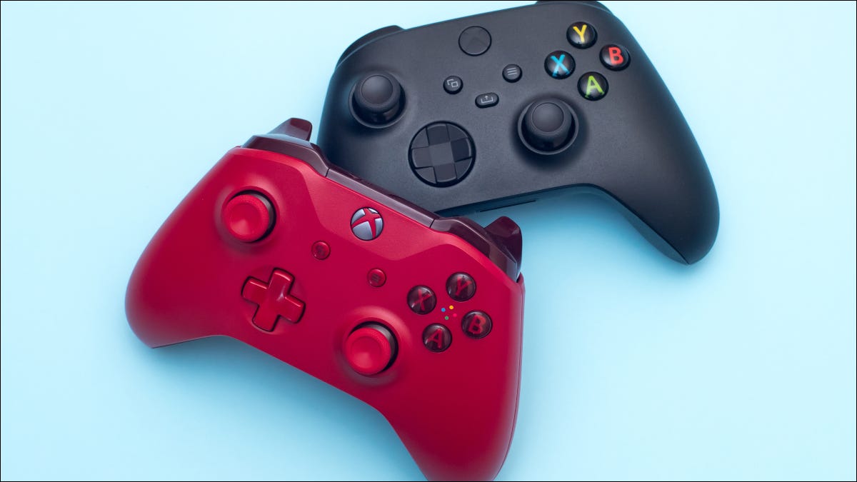 Mandos Xbox Series X|S rojos y negros.