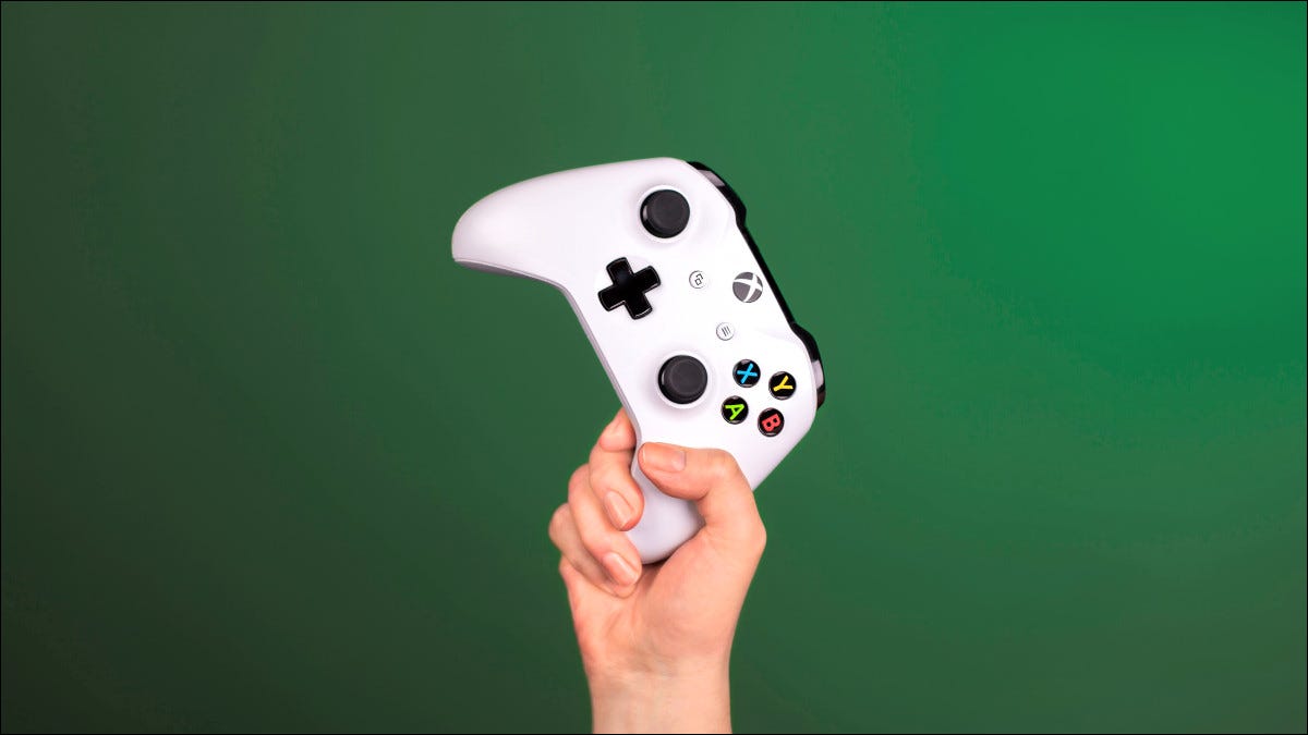 La mano de una persona sosteniendo un controlador de Xbox One.