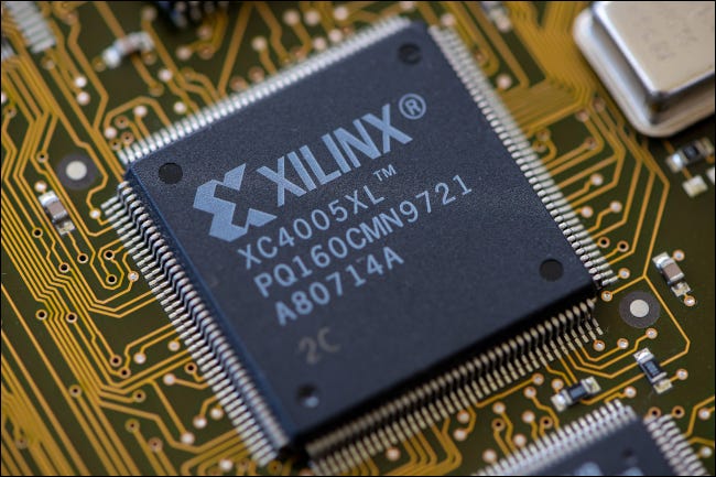 Primer plano de un circuito integrado Xilinx FPGA.