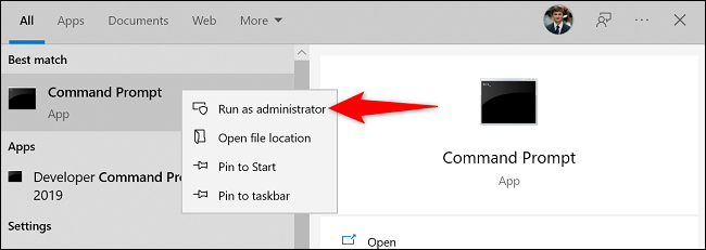 Haz clic con el botón derecho en Símbolo del sistema y selecciona "Ejecutar como administrador".