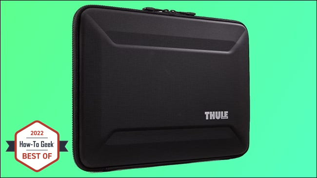 Funda para portátil Thule sobre fondo verde