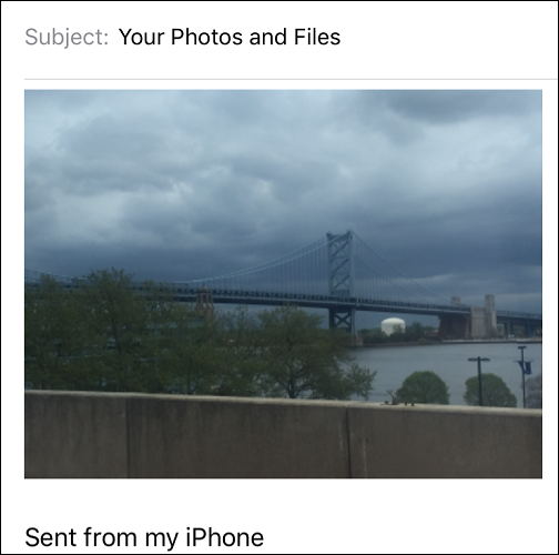 Una foto adjunta a un correo electrónico en Mail en iPhone.