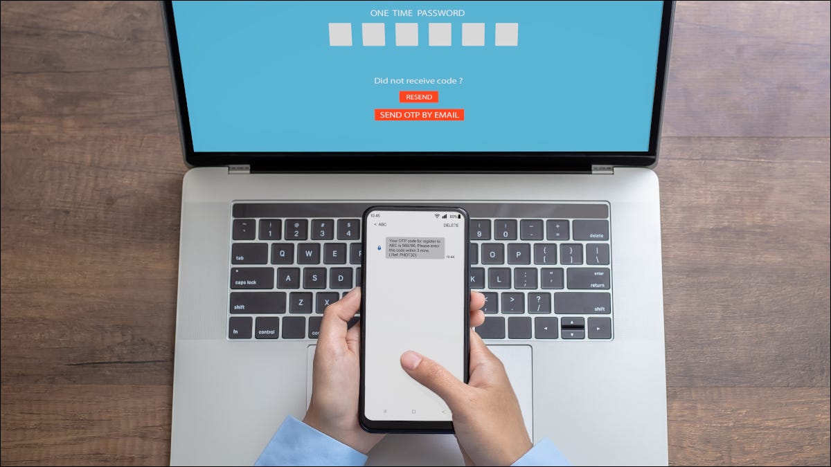 OTP en teléfono con computadora portátil.