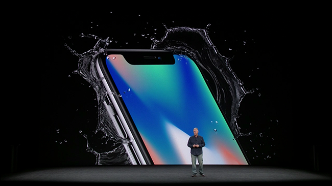 Phil Schiller frente al iPhone X en 2017.