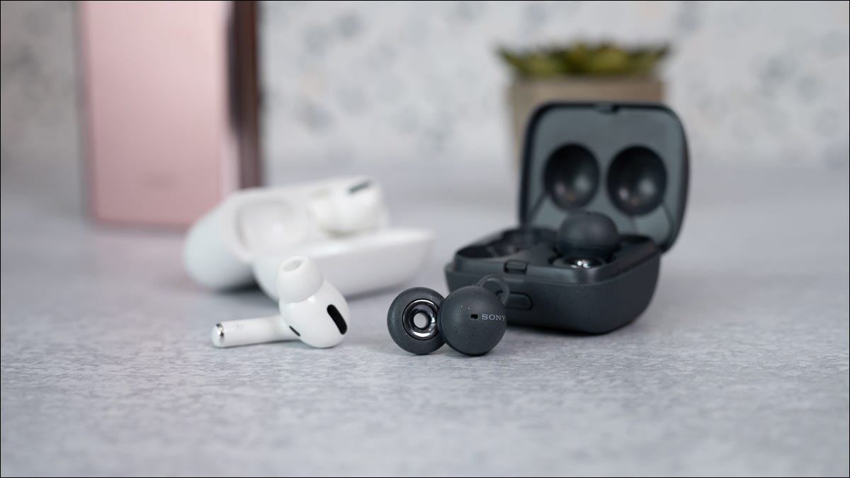 Auriculares Sony LinkBuds frente a auriculares AirPods Pro.