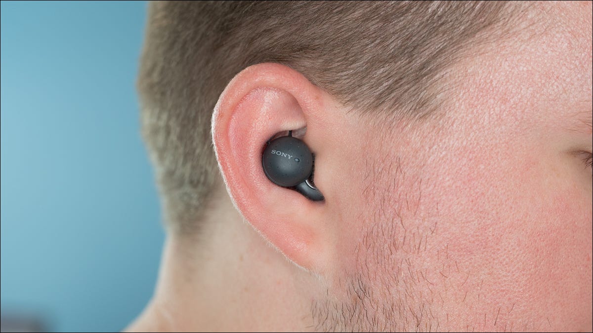Sony LinkBuds en el oído de una persona