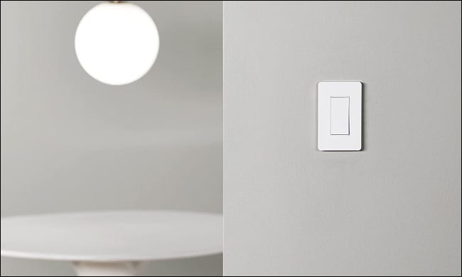 Interruptor de luz inteligente de Amazon Basics en la pared