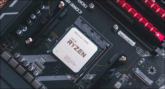 Un procesador AMD Ryzen 3700x en una placa base.