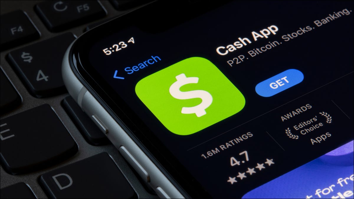 Primer plano de la aplicación Cash App en la App Store en la pantalla de un iPhone.