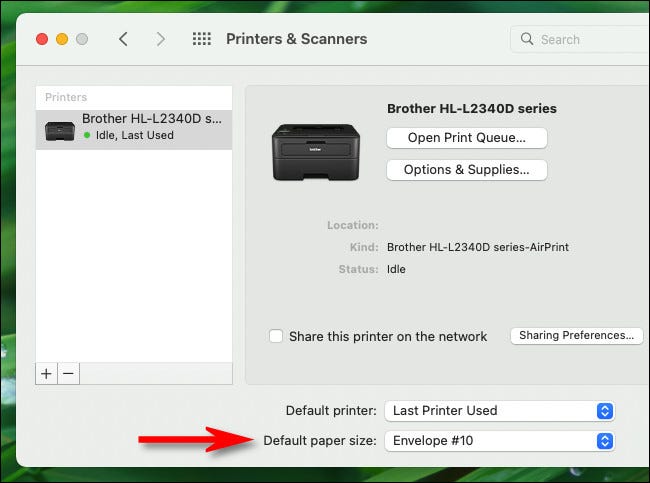 En las Preferencias de impresora de Mac, haga clic en el menú junto a "Tamaño de papel predeterminado" en "Impresoras y escáneres".