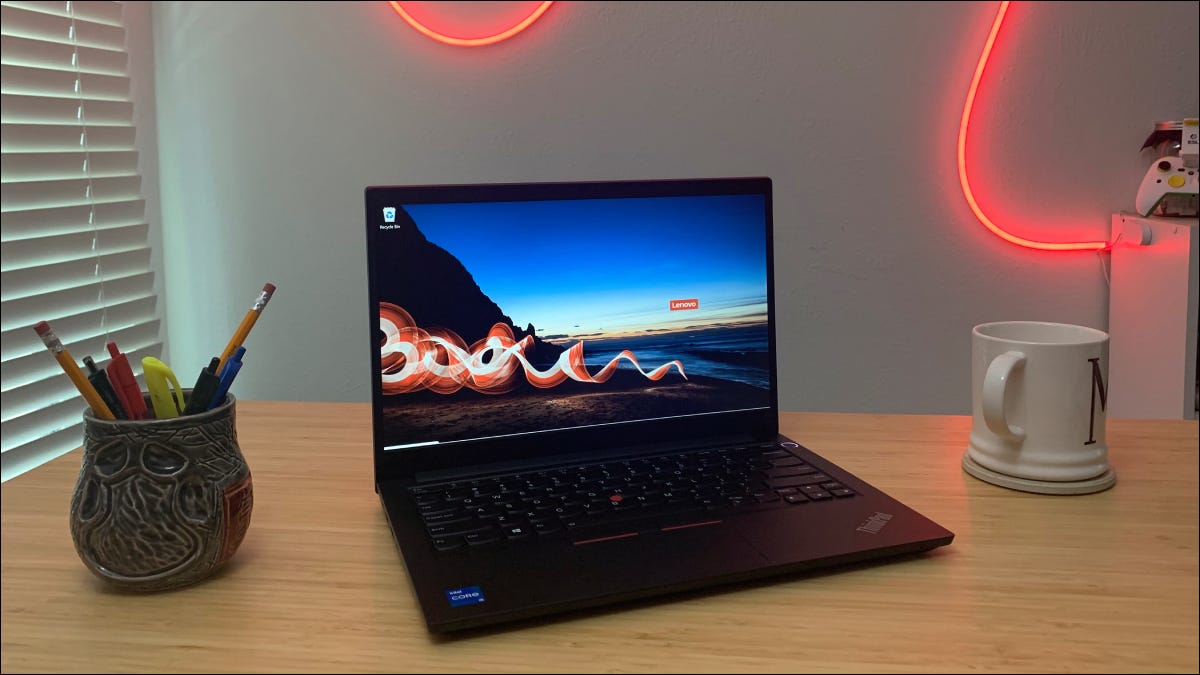 Computadora portátil Lenovo ThinkPad en el escritorio