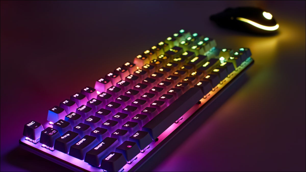Teclado y mouse para juegos con luces RGB