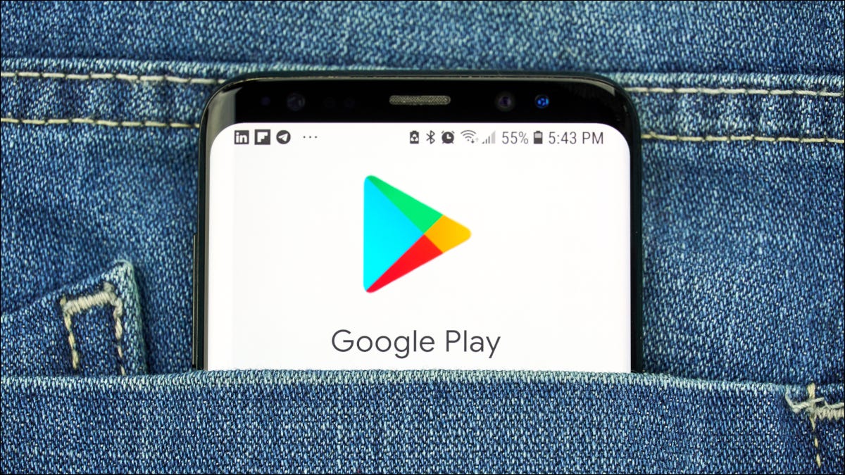 Parte superior de un teléfono inteligente en el bolsillo de los jeans de una persona, que muestra el logotipo de Google Play.