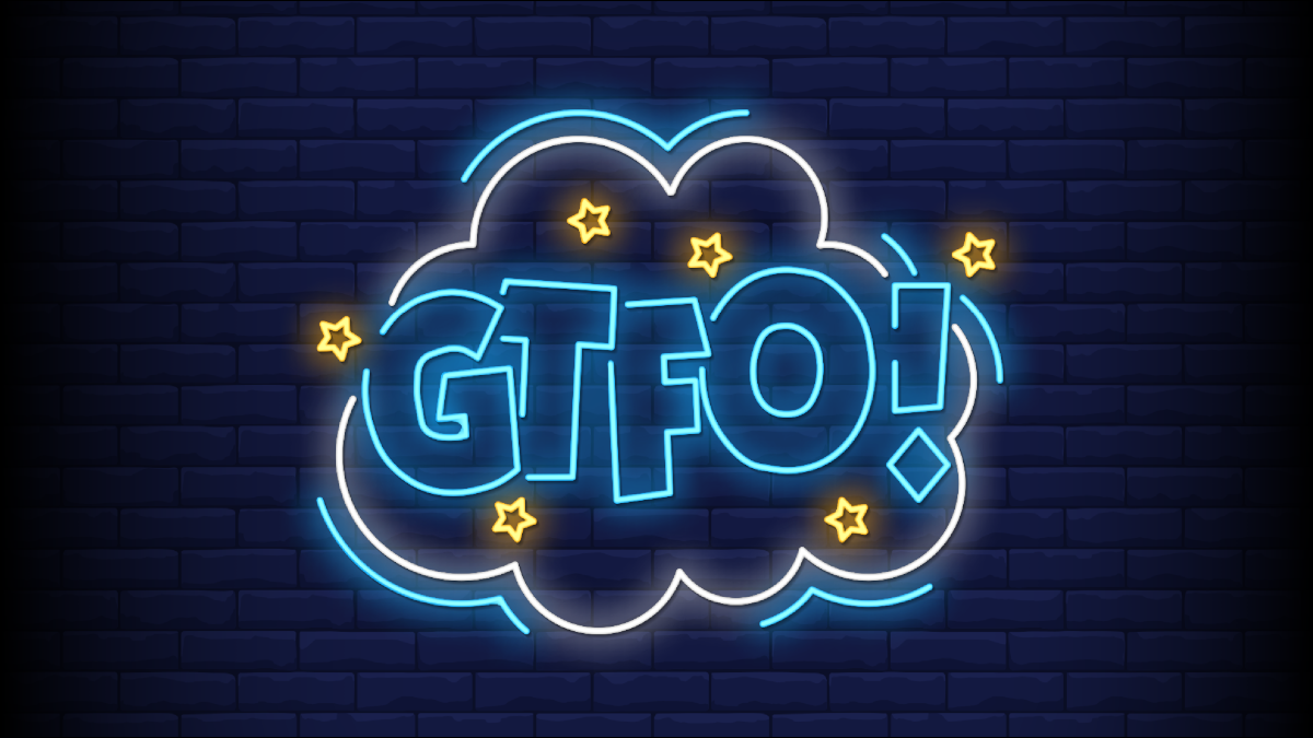 Un letrero de neón con las iniciales GTFO.