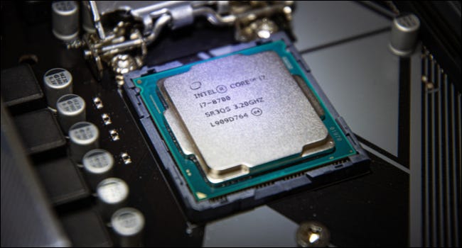 CPU Intel Core i7-8700 conectada a una placa base.