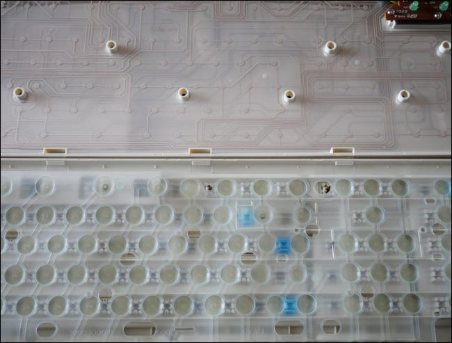Interior de un teclado de membrana.