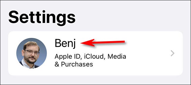 En Configuración de iPhone, toque el nombre de su ID de Apple.