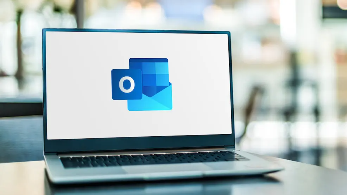 Logotipo de Microsoft Outlook en una computadora portátil.