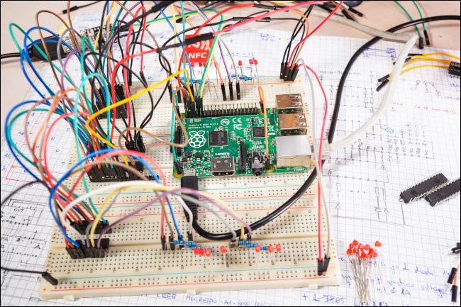 Computadora de placa única Raspberry Pi conectada a una placa de prueba en un experimento de sobremesa.