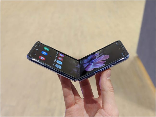 Un teléfono inteligente Samsung Galaxy Z Flip parcialmente cerrado.
