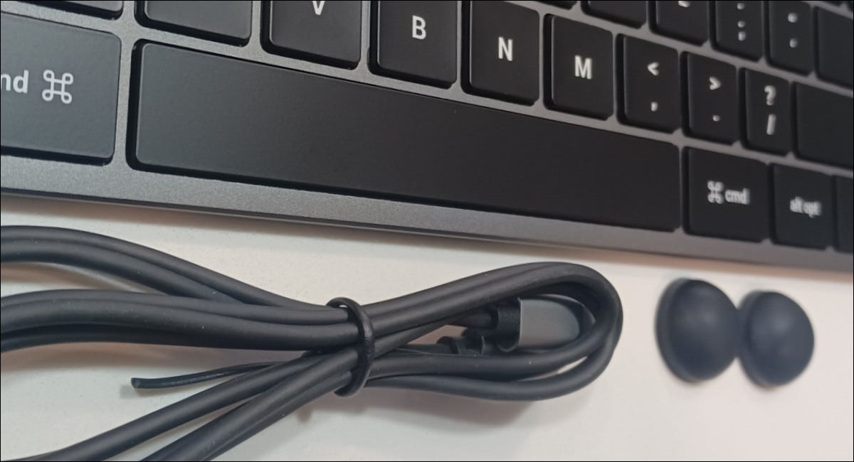 Teclado Satechi, soportes adhesivos y cable USB-C a C