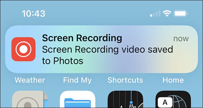 Una confirmación en el iPhone que dice "Video de grabación de pantalla guardado en Fotos".