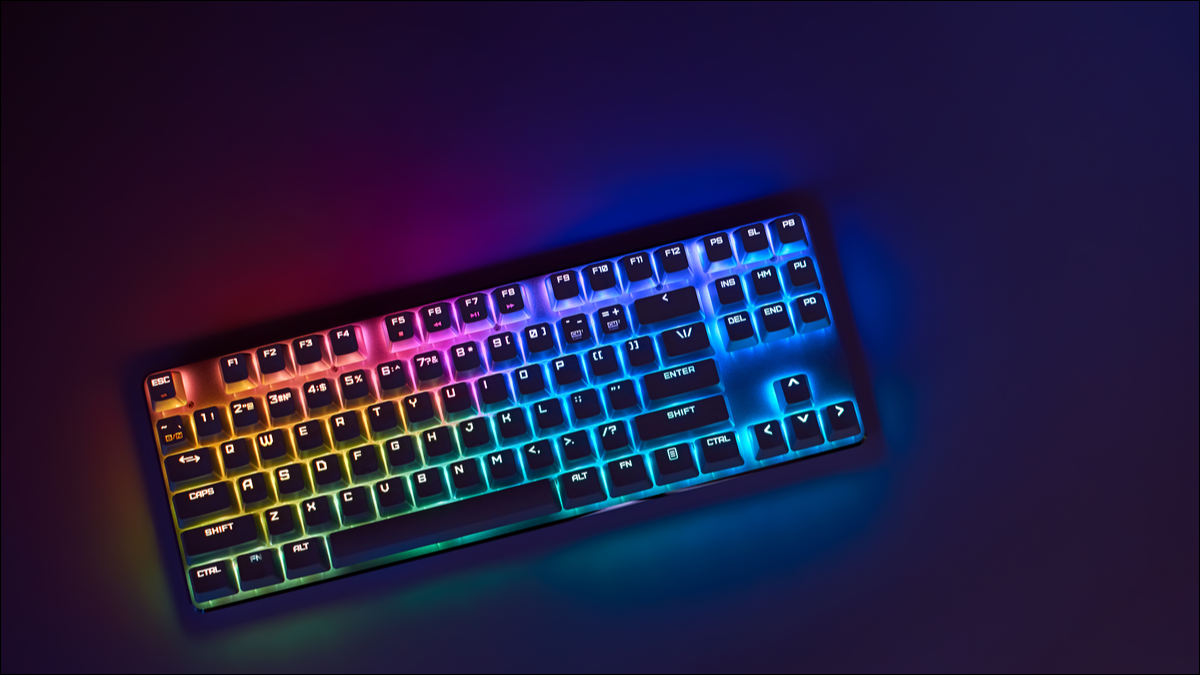 Un elegante teclado iluminado.