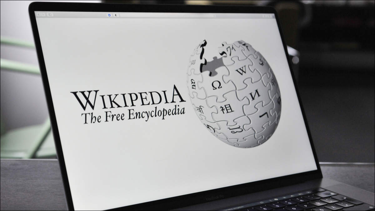 Logotipo de Wikipedia en la pantalla de un portátil.