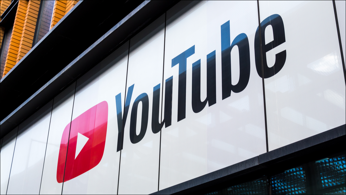 Un logotipo de YouTube en un cartel.