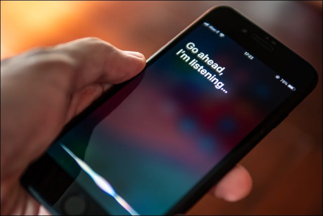Una pantalla de iPhone que muestra el asistente digital Siri.