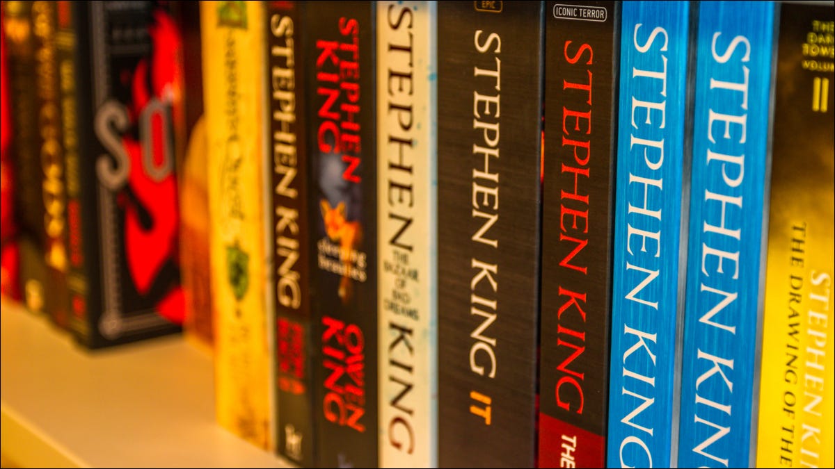 Una colección de libros de bolsillo de Stephen King en un estante.