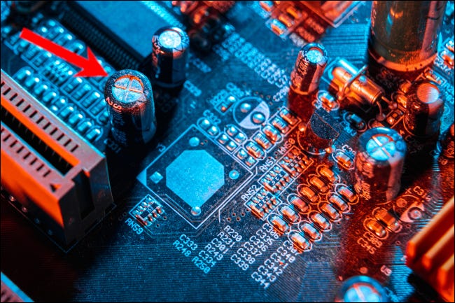 Varios supercondensadores en una placa de circuito.