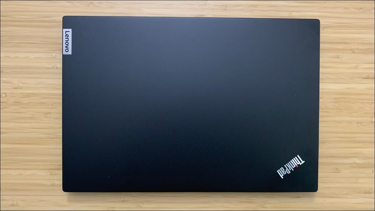 Computadora portátil Lenovo ThinkPad en el escritorio