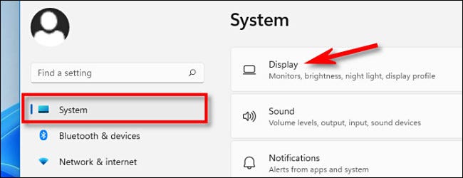 En Configuración, haga clic en "Sistema", luego seleccione "Pantalla".