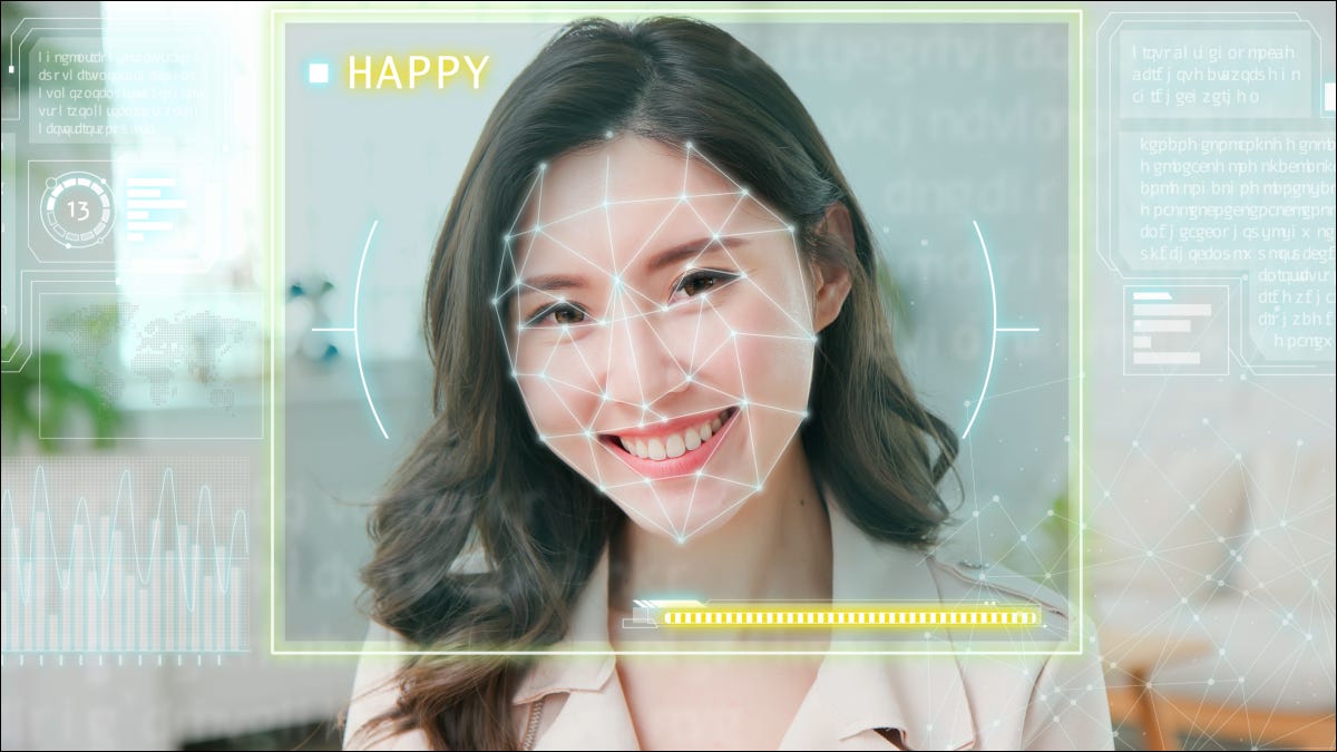 El rostro de una mujer está siendo analizado por inteligencia artificial para detectar emociones.