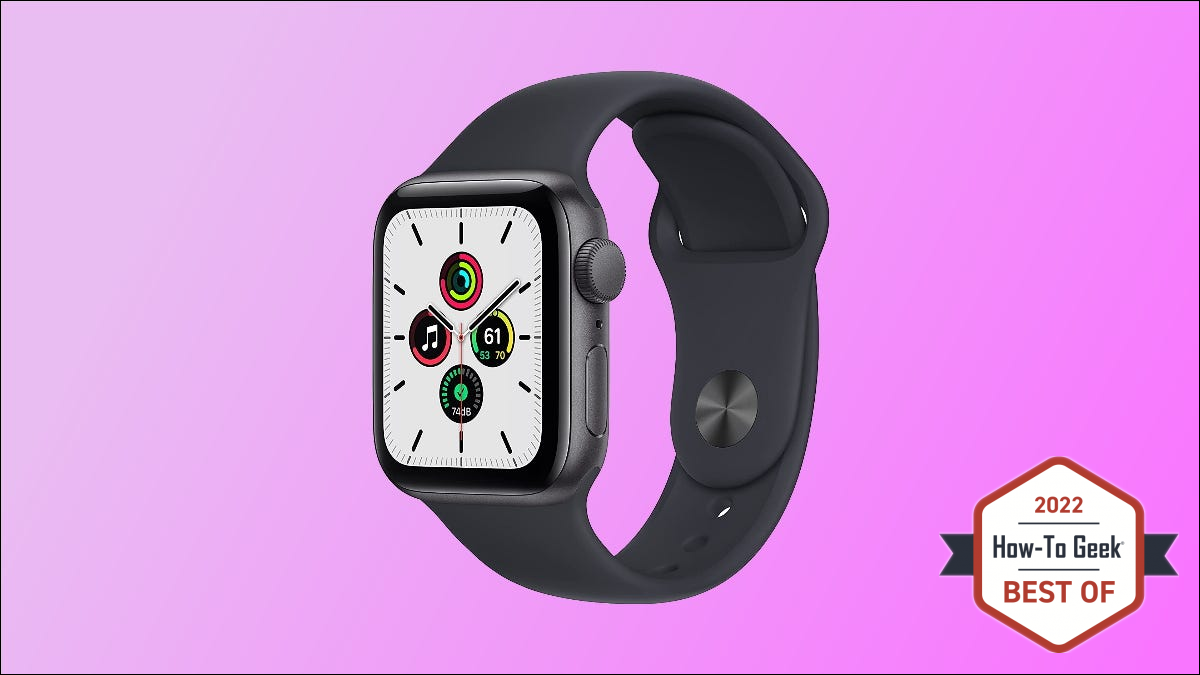 Apple Watch SE sobre fondo rosa