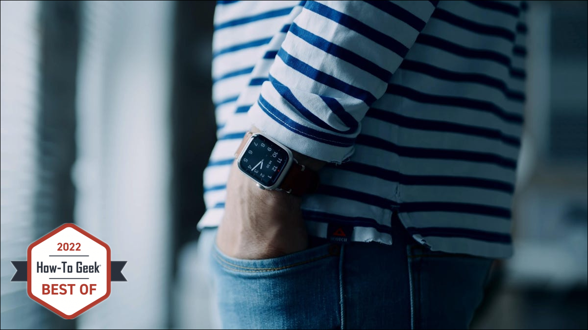 Primer plano de Apple Watch Series 7 en la muñeca de una persona con la mano en el bolsillo