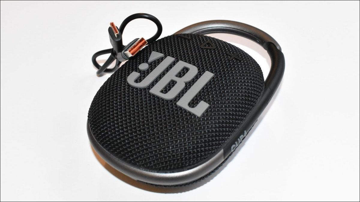 JBL Clip 4 con cable de carga