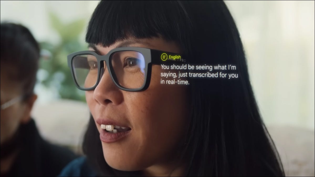 Persona con anteojos con un efecto especial de texto traducido que aparece junto a sus ojos
