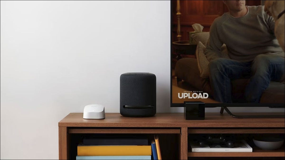 Un nodo de malla de Amazon Eero junto a un televisor.