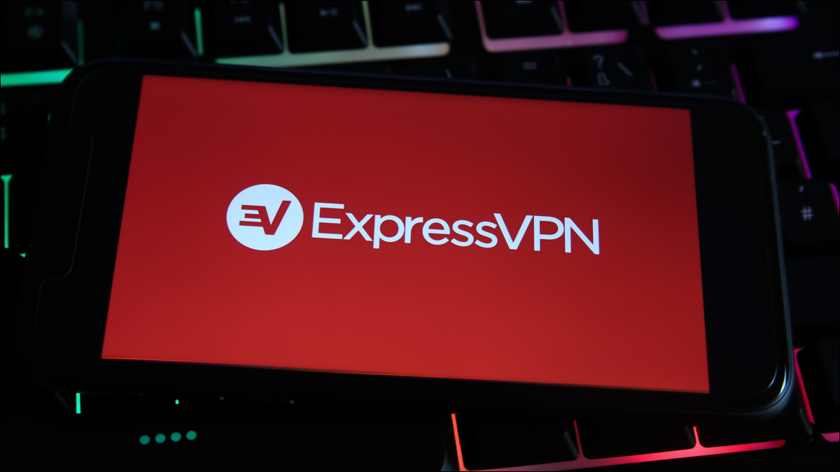 Logotipo de ExpressVPN en un teléfono.