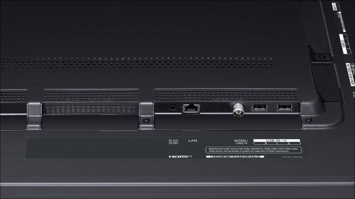 La parte posterior de un televisor inteligente que muestra varios puertos, incluido un puerto Ethernet.