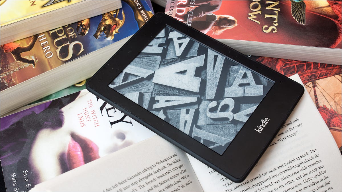 Amazon Kindle en una pila de libros