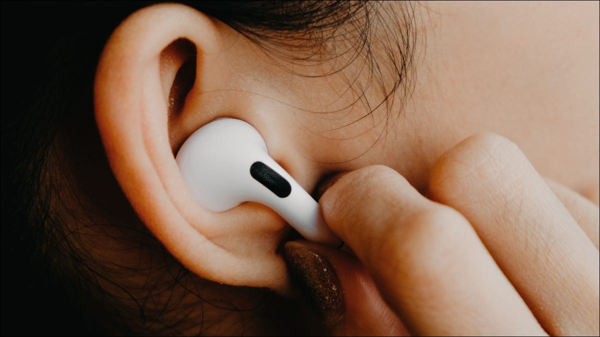 Apple AirPods Pro en la oreja de una mujer