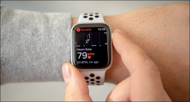 La mano de una persona revisando la frecuencia cardíaca en un Apple Watch.