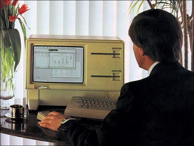 Un hombre usando una computadora Apple Lisa.