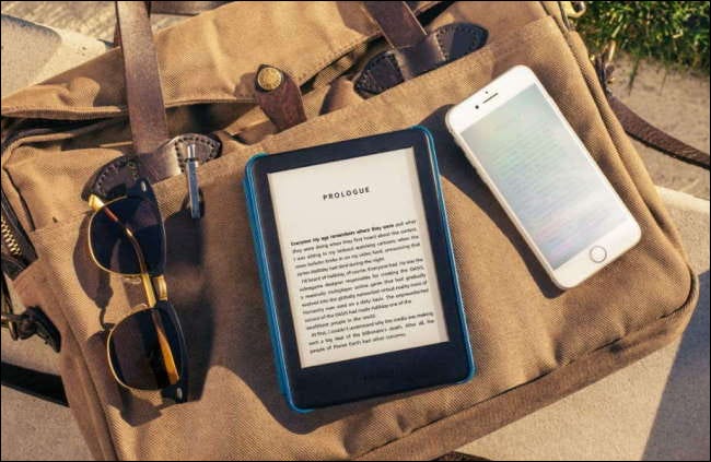 kindle en estuche en bolsa de lona con teléfono y gafas de sol